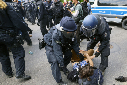 La Policia deté un dels activistes en l’intent d’assalt.