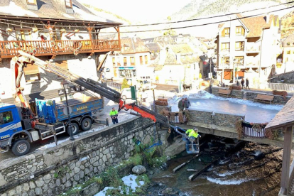 Imatge d’arxiu de la inspecció tècnica al pont.