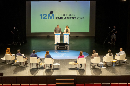 Fèlix Larrosa, Violant Cervera, José Crespín, Anna Gómez i Montse Bergés, poc abans d’iniciar-se el debat a la Llotja.