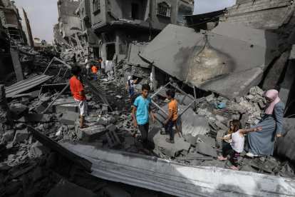 Els palestins inspeccionen els danys després d’un atac aeri israelià a Maghazi, al centre de Gaza.