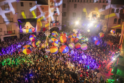 Com és tradició, la Nit del Tararot va culminar amb la ‘pedregada’ de pilotes al ritme del tema ‘Flying Free’ de Pont Aeri.