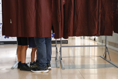 Vestits d’època. A Terrassa la votació va coincidir amb la Fira Modernista i molts van anar a les urnes amb vestits d’època.