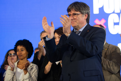 Puigdemont celebrant el resultat electoral del seu partit en un acte a Argelers.