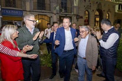 Ordeig al centre sortint de la seu del PSC flanquejat per Fèlix Larrosa i Àngel Ros.