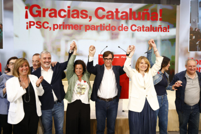 Salvador Illa va celebrar ahir a la nit la victòria a la seu del PSC acompanyat per la plana major del partit.