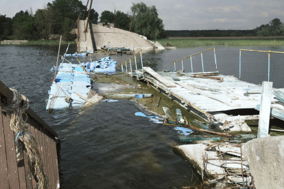 Vista d’un pont danyat al llogaret de Rubizhne, a Khàrkiv.