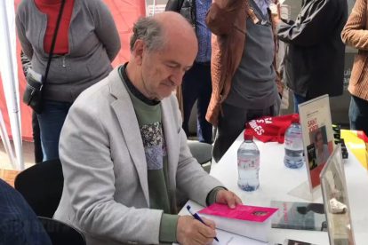 L’escriptor, firmant exemplars el passat Sant Jordi a Barcelona.