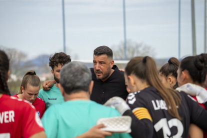 Rubén López, al centre de la imatge, fent la xerrada a l’equip després d’un partit.