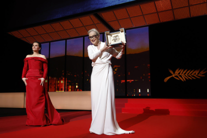 Meryl Streep va recollir la Palma d’Or de mans de Juliette Binoche.