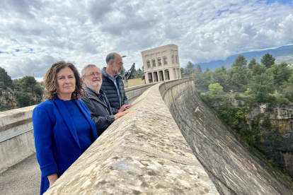 Els responsables municipals de Tremp, a la presa de Talarn.