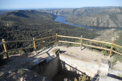 Les vistes de l’Ebre a Almatret des del Cingle de la Pena, on s’observa una de les fortificacions de la Guerra Civil.