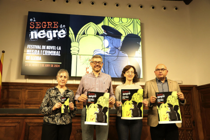 Vàzquez, amb Antònia Capdevila, de la Biblioteca de Lleida, i Pagès, amb Estanislau Fons, de la UdL.