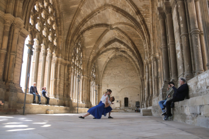 El claustre de la Seu Vella va acollir ahir un ‘aperitiu’ de la coreografia ‘Vetlla’, que es presentarà a Isil.