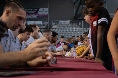 Fan Day amb la plantilla ■ El club va organitzar ahir un Fan Day al Barris Nord, perquè els aficionats poguessin conèixer abans d’arrancar el play-off la plantilla del Força Lleida, que va firmar autògrafs a tots aquells, majoritàriament nen ...