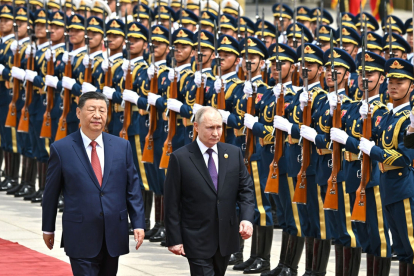 Xi i Putin passen revista a la guàrdia d’honor a Pequín.