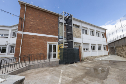 Les obres de l’ascensor exterior de l’escola.