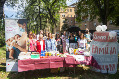 Fotografia de família ahir, als jardins de l’Arnau de Vilanova de Lleida, durant la jornada.