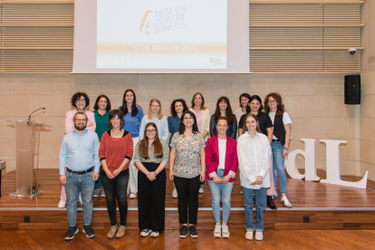 Les participants i el jurat del concurs ‘Presenta la teva tesi en 4 minuts’.