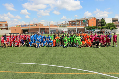 Foto de família dels participants en la jornada solidària ‘Passa-la!’, organitzada pel jove creador de contingut Issam Charach.