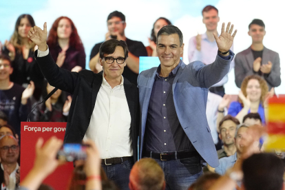 Salvador Illa i Pedro Sánchez, junts ahir en un acte a Barcelona.