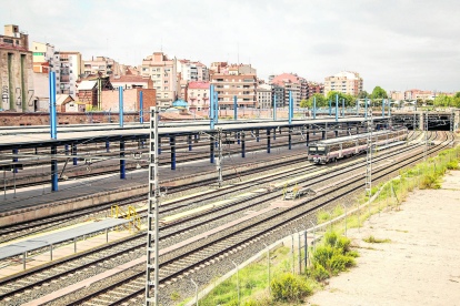 Les vies de tren entre l’estació i Comtes d’Urgell.