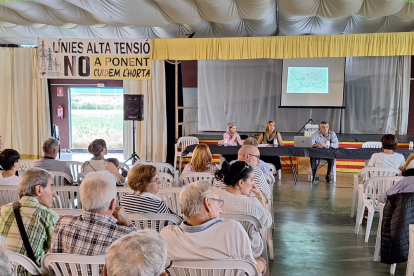 Un centenar de veïns van assistir a la reunió a Rufea.