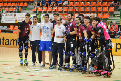 Edu Amat i Nuno Paiva, amb els trofeus de millor tècnic i jugador de l’últim mes a l’OK Lliga, posen amb la resta de la plantilla.