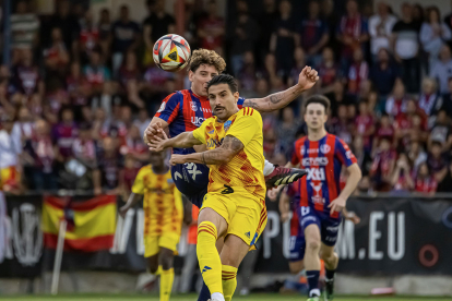 Chuli Vázquez, la continuïtat del qual està en l’aire, disputa una pilota amb un jugador del Ieclà.