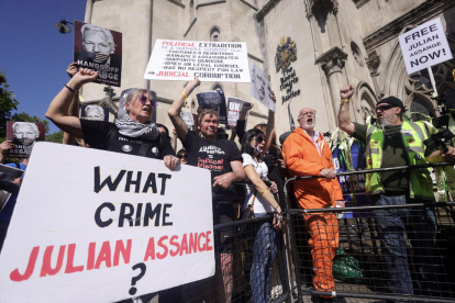 Manifestants congregats ahir davant del Tribunal Superior per reclamar la llibertat de Julian Assange.