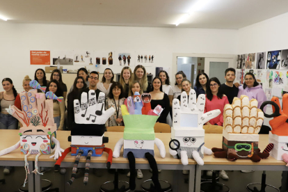 Alumnes de quart curs d’Educació Infantil de la UdL van donar ahir els seus sis xuklis a Afanoc.