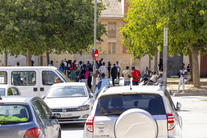 Desenes de persones ahir a la plaça del Dipòsit.