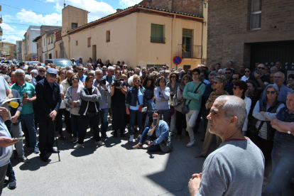 Unes dos-centes persones es van manifestar davant l’oficina bancària a les Borges.