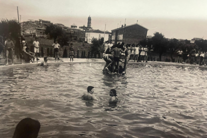 Els veïns gaudint al vas que ells mateixos havien construït el 1973.