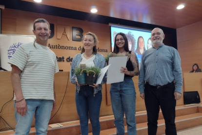 Els quatre estudiants, amb Aida Santesmasses (segona per l’esquerra), recollint el premi.