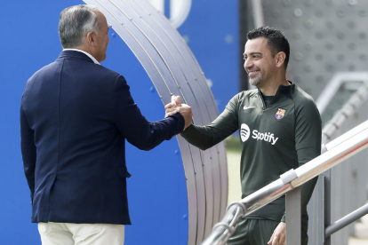 El vicepresident Rafa Yuste, principal valedor de Xavi, va anar a saludar-lo ahir a l’entrenament.