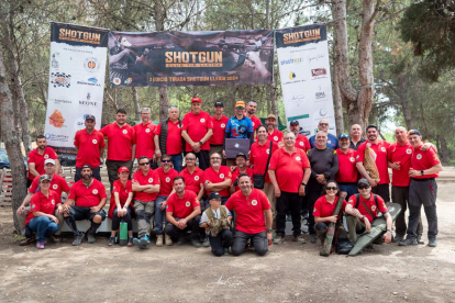 Alguns dels participants en la tirada solidària d’ahir.