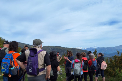 Un dels guies explicant als participants les característiques de la ruta.