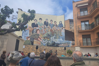 La inauguració del mural que recorda les bugaderes davant de l’antic safareig de Tremp.