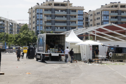 Tècnics desmuntant ahir al matí les penyes de l’Aplec al recinte dels Camps Elisis.