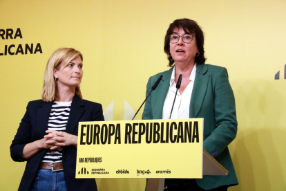 La candidata d’ERC a les europees, Diana Riba, acompanyada de la portaveu del partit, Raquel Sans.