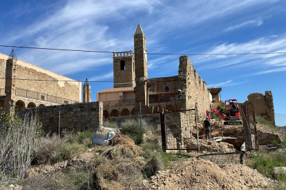 Els operaris van començar aquesta setmana les obres de rehabilitació al monestir d’Avinganya.