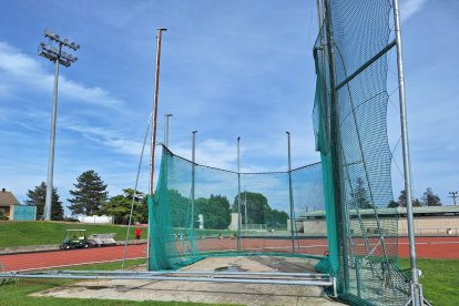 Aspecte de la gàbia de llançaments de la pista de les Basses, que continua deteriorada.