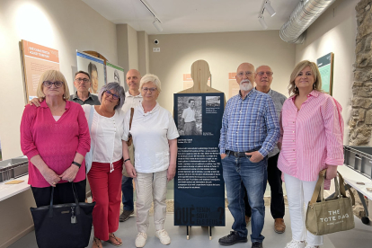 Àngel Galobart i la família del doctor Ferrer Condal amb el cartell amb la seua foto, al museu d’Isona.