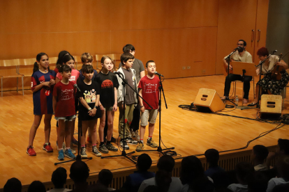 Una de les actuacions de la ‘Corrandescola Ponent’, acompanyada pel grup Lauzeta Folk.