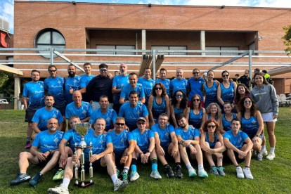 L’equip del CN Lleida, amb el trofeu de guanyador.