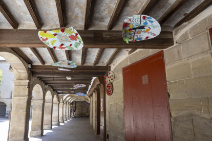 Una de les obres instal·lades als pòrtics de la plaça Major.