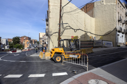 Per acabar la nova rotonda de l’avinguda Catalunya falta soterrar el cablatge elèctric.