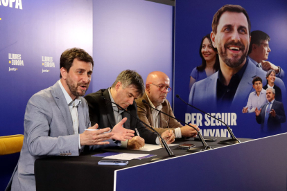 Toni Comín, Carles Puigdemont i l’advocat de l’expresident, Gonzalo Boye, ahir a Brussel·les.