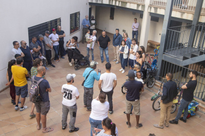 La reunió promoguda ahir pel grup d’habitatge amb veïns. 