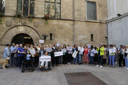 La protesta es va celebrar minuts abans del ple de la Paeria i hi van assistir els regidors de l’oposició.